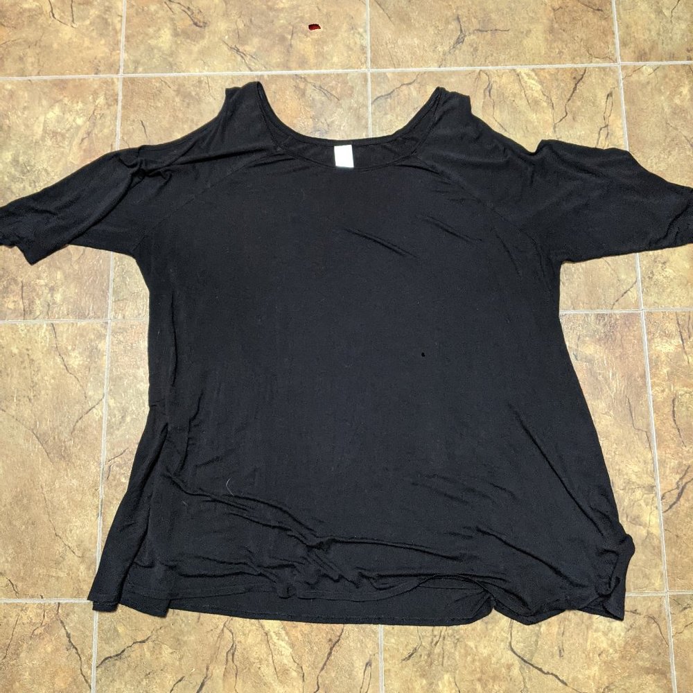 24w-26w terra&sky cold shoulder top black